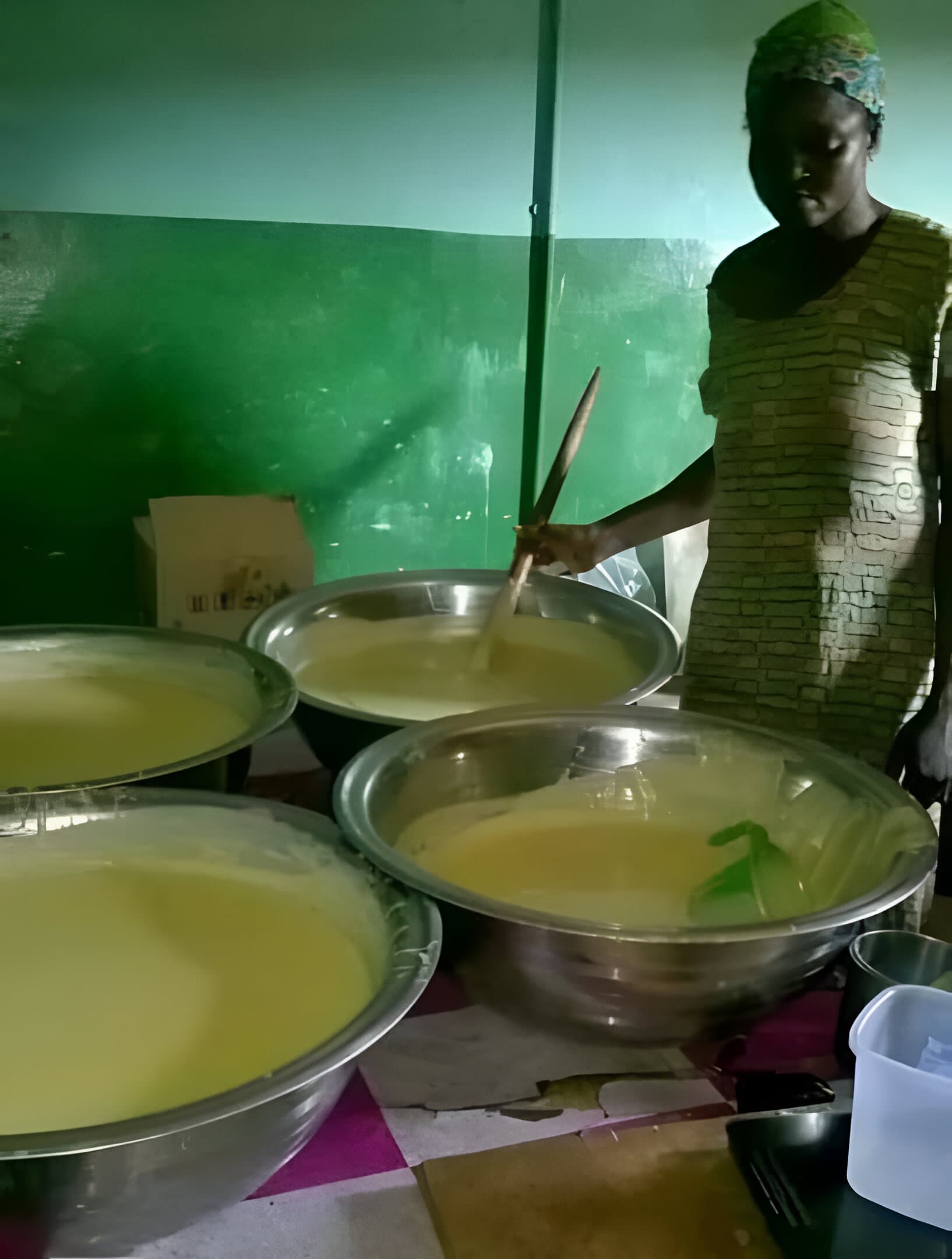 A Malian woman produces shea butter (credit: Deko Group / Adalidda / Public Domain)
